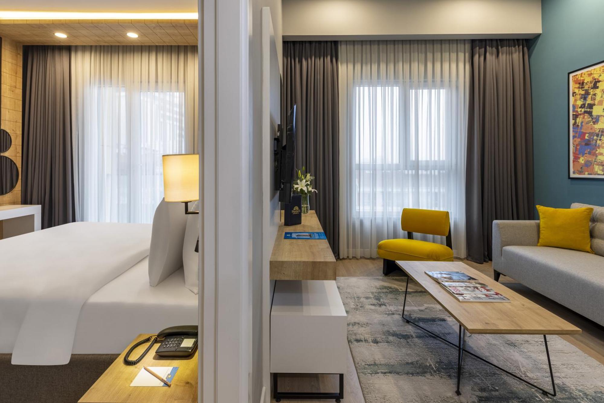 Days Inn & Suites By Wyndham Esenyurt อิสตันบูล ภายนอก รูปภาพ